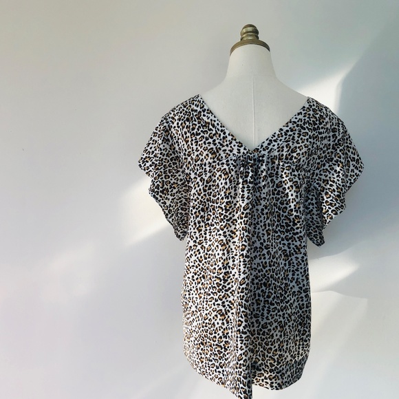 Pullover Medium SANCTUARY Leopard Animal Print Blouse Short Sleeves V Neck - Picture 3 of 9